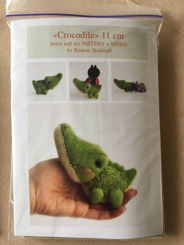 Crocodile sewing kit (International)